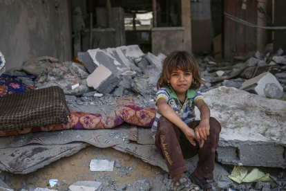 Un niño palestino entre los escombros de su casa destruida en uno de los ataques de Israel contra Gaza. MOHAMMED SABER