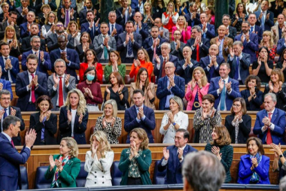 El secretario general del PSOE y presidente del Gobierno en funciones, Pedro Sánchez, recibe los aplausos de la bancada socialista tras su intervención durante el primer día del debate de investidura, en el que expone su nuevo programa. EFE