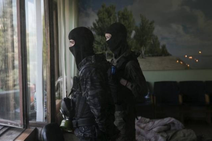 Dos prorrusos enmascarados, en el Ayuntamiento de Mariupol, en el este de Ucrania.