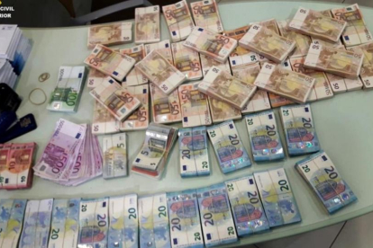 El dinero interceptado por la Guardia Civil, 249.500 euros escondidos en un coche.