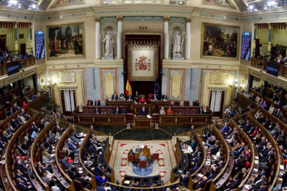 Vista del hemiciclo mientras el presidente del Gobierno en funciones, Pedro Sánchez , se dirige a la Cámara en el primer día de investidura. EFE
