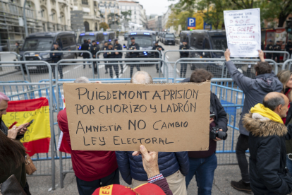 Vista de una pancarta durante la protesta llevada a cabo en las inmediaciones del Congreso de los Diputados. EFE/FERNANDO VILLAR