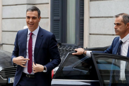 El presidente del Gobierno en funciones, Pedro Sánchez (i), sonríe a su llegada al Congreso de los Diputados para la celebración del primer día de su debate de investidura. EFE