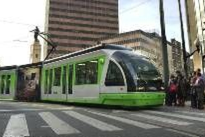 Uno de los trenes regionales de Renfe a su paso por la estación de Ponferrada