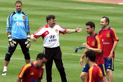 Camacho, en el centro, rodeado de varios jugadores de la selección en el entrenamiento de Sevilla.