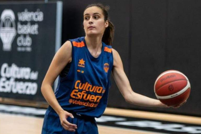 Ángela Salvadores, jugadora leonesa del Valencia Basket. VB