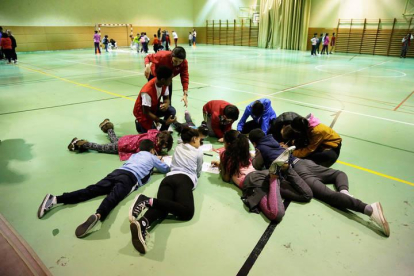 Varios niños durante una actividad en el Día de la Infancia