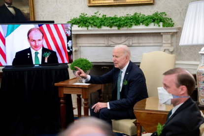 Biden participa ayer en una videoconferencia con el primer ministro de Irlanda. ERIN SCOTT