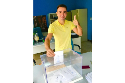 El exjugador del Barça Xavi Hernández votando en la embajada española en Doha vestido de amarillo