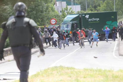 Los enfrentamientos entre mineros y fuerzas del orden volvieron a sucederse ayer en carreteras y líneas de ferrocarril del Bierzo. L. de la Mata