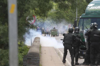 La principal refriega entrem ineros y antidisturbios fue sobre el puente de San Román. L. de la Mata.