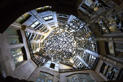 Imagen de una de las esculturas de Plensa en el interior de La Pedrera.