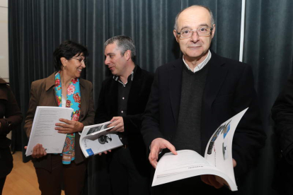 Mar Palacio, Santiago Macías y Vicente Fernández, en la presentación de la revista.