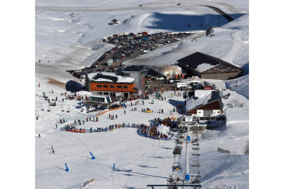 La estación de esquí de San Isidro, en una imagen de archivo. DL