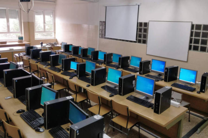 Sala de informática del Colegio Jesuitas.
