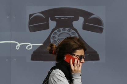Una mujer utiliza su teléfono móvil en el centro de Londres, el pasado septiembre.