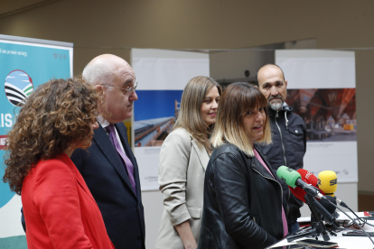 López, junto a los responsables de las cuatro áreas de gestión de la Ciuden. ANA F. BARREDO