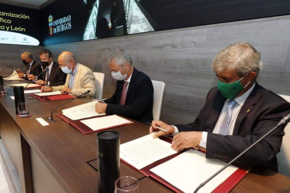 Francisco Igea y los rectores de las universidades públicas firman el convenio. DL