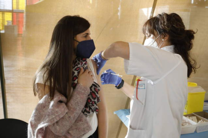Una joven vacunada durante la campaña de la tercera dosis en León. MARCIANO PÉREZ
