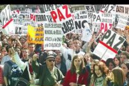 Madrid se alza de nuevo contra la guerra. Miles de personas, principalmente estudiantes, recorrieron las calles de la capital en protesta contra el ataque a Irak.