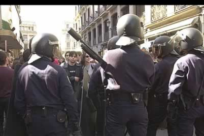 Miembros de la Policia Nacional impidieron el acceso al Congreso de los estudiantes que se manifiestaron en la capital. Después se produjo una carga policial que disolvió el encuentro.