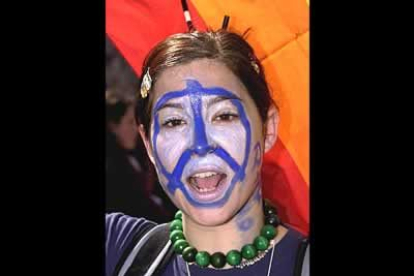 Una manifestante con la cara pintada con el sÍmbolo de la paz durante la manifestación esta mañana en Madrid, en protesta por la guerra en Irak y a favor de la paz.