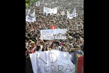 Miles de personas han salido esta mañana a la calle en Barcelona en tres manifestaciones distintas organizadas de forma espontánea para protestar por el inicio de la guerra contra Irak.