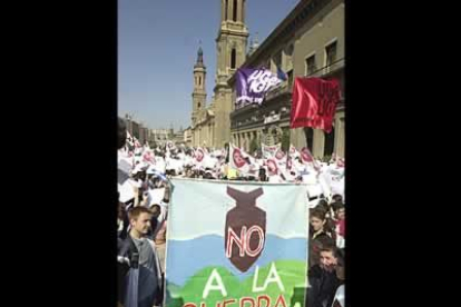 Cientos de estudiantes de enseñanzas medias se han manifestado esta mañana en Zaragoza, convocados por los sindicatos estudiantiles para expresar su rechazo a la intervención bélica en Irak.