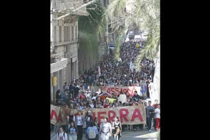 Miles de estudiantes de Educación Secundaria recorrieron hoy las principales calles de Palma de Mallorca durante una manifestación en protesta por el ataque a Irak.