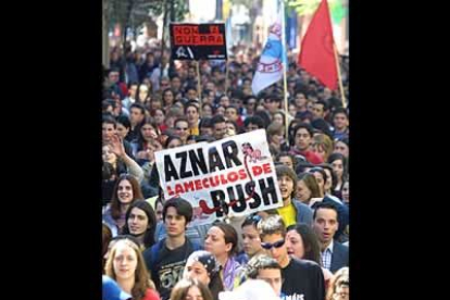 Más de tres mil estudiantes se manifestaron por las calles de Vigo para protestar contra el ataque de EE.UU. Los asistentes corearon consignas en contra de los presidentes de EE.UU. y de España.