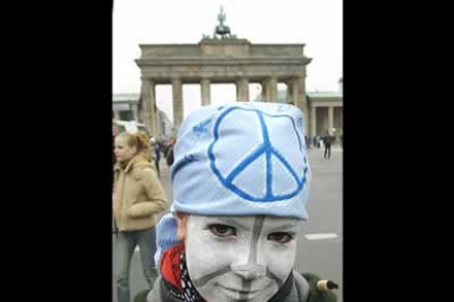 Un joven alemán protesta contra la guerra frente a la Puerta de Brandenburgo en Berlín. Alrededor de 50.000 estudiantes se manifestaron en las calles de la capital alemana.