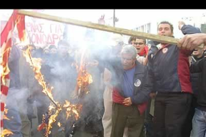 Manifestantes queman una bandera de los EE.UU. frente a la embajada norteamericana de Atenas, durante una marcha masiva en contra de la invasión de Irak.