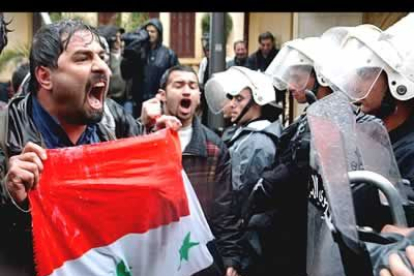 Los estudiantes libaneses se enfrentan a la Policía en una manifestación contra el ataque a Irak, frente a la embajada norteamericana en Líbano.