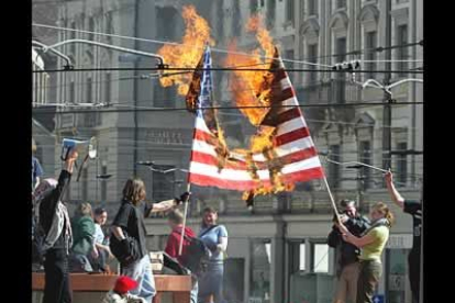 Estudiantes suizos queman la bandera de EE.UU. durante una manifestación en contra del ataque a Irak en la ciudad de Zurich.