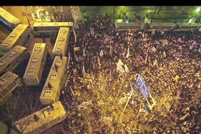 Vista de la manifestación de más de 5.000 personas en la capital de Corea del Sur frente a la embajada de los EE.UU.