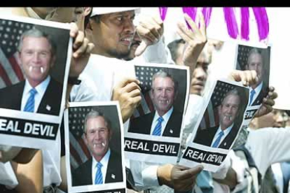 Musulmanes de Indonesia se manifiestan frente a la embajada de EE.UU. en Yakarta. En la imagen, se pueden ver carteles que identifican a George Bush como 'el auténtico demonio'.