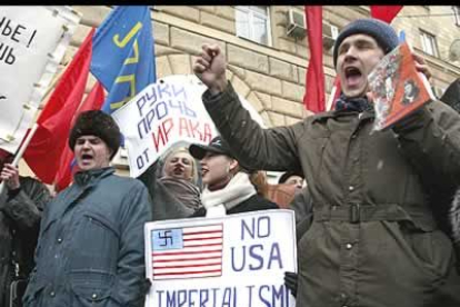 Los moscovitas también se manifestaron contra la guerra frente a la embajada norteamericana en la capital rusa.