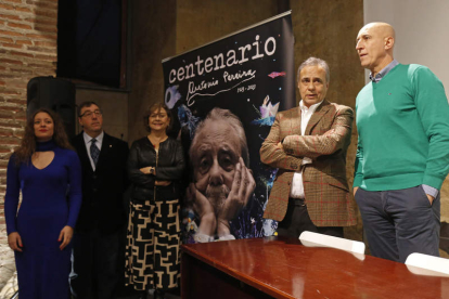 Muñoz, Pereira, Fernández, Otero y Diez, ayer en el Palacio del Conde Luna, ante el cartel con foto de José Antonio Robés. FERNANDO OTERO