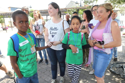 Los niños saharauis llegaron ayer a la plaza del Ayuntamiento de Toral de los Vados. L. DE LA MATA