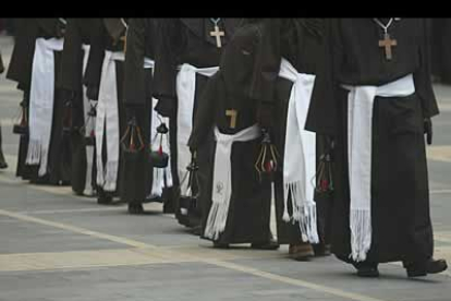 Los papones de la cofradía del santo Cristo del Perdón se caracterizan por su penetrabte austeridad.