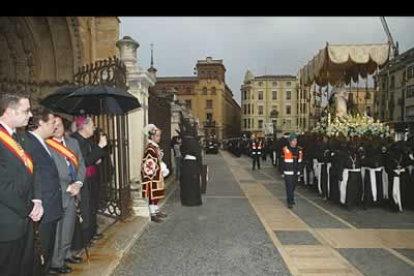 Numerosas autoridades aguardaron la llegada de la Virgen a las puertas de la Catedral.