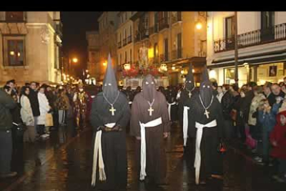 El indultado, en el medio, prodesionó su perdón por las calles de León.