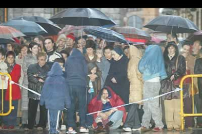 La procesión del martes santo se midió por el número de paragüas con los que el público se resguardó de la lluvia.