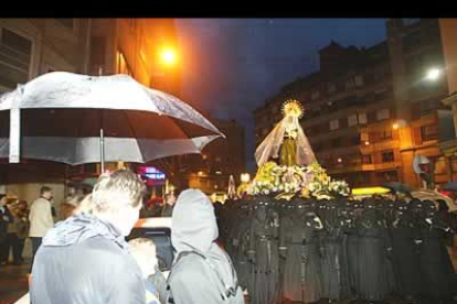 Esta procesión tampoco se libró de la lluvia.