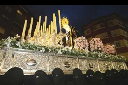 Un equipo de 104 braceras se encargó de procesionar a la preciosa talla de Manuel Gutiérrez.