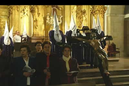 Varias feligresas rezan en la iglesia de los Capuchinos donde se celebró un vía crucis.