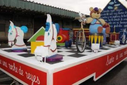 El Ayuntamiento presentó ayer la nueva carroza dedicada a los juguetes infantiles.
