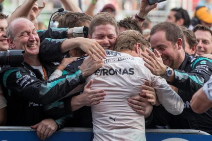 Rosberg recibe la felicitación de su equipo.