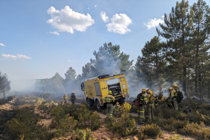 Una cuadrilla de bomberos y una autobomba en el incendio de Santa Colomba de Curueño. BRIF