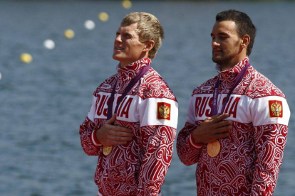 Yury Postrigay y Alexander Dyachenko posan con la medalla de oro.